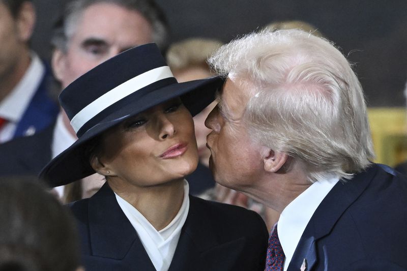 Gaya Melania Trump di Inaugurasi 2025 President-elect Donald Trump kisses Melania Trump before the 60th Presidential Inauguration in the Rotunda of the U.S. Capitol in Washington, Monday, Jan. 20, 2025. (Saul Loeb/Pool photo via AP)