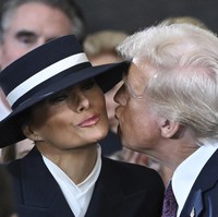 Topi tak pernah lepas dari penampilan Melania, bahkan ketika seremoni pelantikan berlangsung di dalam Gedung Capitol. Trump sempat terlihat kesulitan mencium sang istri gara-gara topi tersebut. Gayanya lantas menjadi sorotan, tak sedikit pula membandingkan penampilan Melania dengan Hamburglar, kartun penjahat versi restoran cepat saji McDonald. (Foto: Saul Loeb/Pool photo via AP)