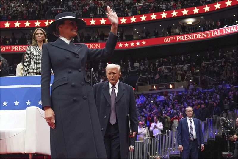 Gaya Melania Trump di Inaugurasi 2025 President Donald Trump and first lady Melania Trump arrive at an indoor Presidential Inauguration parade event at Capital One Arena, Monday, Jan. 20, 2025, in Washington. (AP Photo/Evan Vucci)