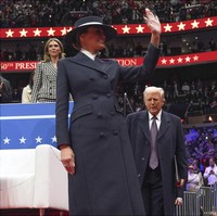 Pilihan ini terasa relevan dengan tema kampanye Donald Trump yang menekankan pada penguatan ekonomi Amerika. Saat masa jabatan pertama suaminya, Melania sering terlihat mengenakan busana dari label Eropa, seperti Dolce & Gabbana dan Alexander McQueen. Gaya andalannya kerap menimbulkan kritik karena bertentangan dengan retorika Buy American yang digaungkan Donald Trump. (Foto: AP Photo/Evan Vucci)