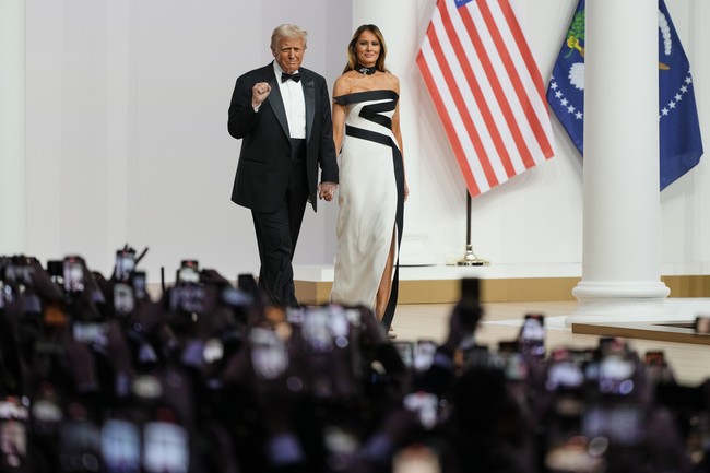 Melania Trump kembali menebar pesonanya pada malam inaugurasi sang suami, Donald Trump, yang baru dilantik sebagai presiden ke-47 AS pada Senin (20/1/2025). Di pesta dansa yang digelar setelah pelantikan, penampilan Melania berubah total. (Foto: AP Photo/Ben Curtis)