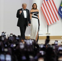 Melania Trump kembali menebar pesonanya pada malam inaugurasi sang suami, Donald Trump, yang baru dilantik sebagai presiden ke-47 AS pada Senin (20/1/2025). Di pesta dansa yang digelar setelah pelantikan, penampilan Melania berubah total. (Foto: AP Photo/Ben Curtis)