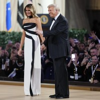 Gaun putih tersebut hadir dalam model strapless yang mengekspos bahunya. Adapun siluetnya mengikuti lekuk tubuh perempuan 54 tahun yang pernah berprofesi sebagai model itu.  (Foto: AP Photo/Ben Curtis)