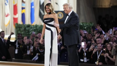 Foto: Melania Trump Memukau di Pesta Inaugurasi, Anggun Bergaun Monokrom