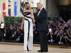 Foto: Melania Trump Memukau di Pesta Inaugurasi, Anggun Bergaun Monokrom