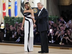 Foto: Melania Trump Memukau di Pesta Inaugurasi, Anggun Bergaun Monokrom