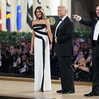 Tak kalah elegan dari Melania, istri wakil presiden AS JD Vance. Usha Vance mengenakan gaun biru nan berkilauan. (Foto: AP Photo/Ben Curtis)