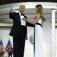 Rambut Melania dibiarkan tergerai bebas. Berbeda dari penampilan sebelumnya saat pelantikan, rambut tertutup topi. (Foto: AP Photo/Evan Vucci)