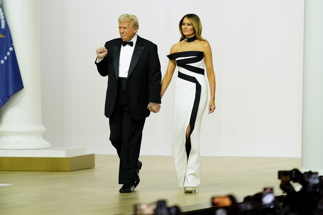Dari mantel yang dilengkapi topi viral, kali ini ia muncul dalam balutan gaun malam. Busana ini dirancang oleh stylist andalannya, Herve Pierre, yang juga membuat gaun Melania untuk inaugurasi pertama Trump pada 2017. (Foto: AP Photo/Alex Brandon)