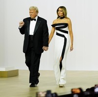 Dari mantel yang dilengkapi topi viral, kali ini ia muncul dalam balutan gaun malam. Busana ini dirancang oleh stylist andalannya, Herve Pierre, yang juga membuat gaun Melania untuk inaugurasi pertama Trump pada 2017. (Foto: AP Photo/Alex Brandon)