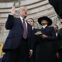 “Tradisi pelantikan presiden merupakan perwujudan keindahan demokrasi Amerika,” ungkap Adam dalam pernyataan resminya seperti dikutip New York Times. Ia menambahkan, Busana Trump dibuat oleh beberapa perajin terbaik Amerika, dan saya sangat bangga dapat menunjukkan hasil karya tersebut kepada dunia.” (Foto: AP/Morry Gash)