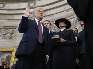 Donald Trump Ucap Sumpah Jabatan, Resmi Jadi Presiden AS