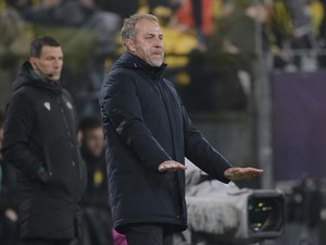 Hansi Flick Santai soal Kontrak Baru di Barcelona