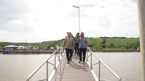 Gubernur NTB terpilih, Lalu Muhammad Iqbal, bersama Wakil Bupati Sumbawa terpilih, Ansori, meninjau Teluk Saleh melalui Labuan Jambu, Desa Terano, Sumbawa, Selasa (21/1/2025). (Tim Iqbal-Dinda)