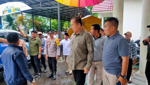 Gubernur NTB terpilih, Lalu Muhammad Iqbal, memantau perkembangan proyek irigasi yang terbengkalai sejak 2018 di Dompu, Selasa (21/1/2025). (Tim Iqbal-Dinda)
