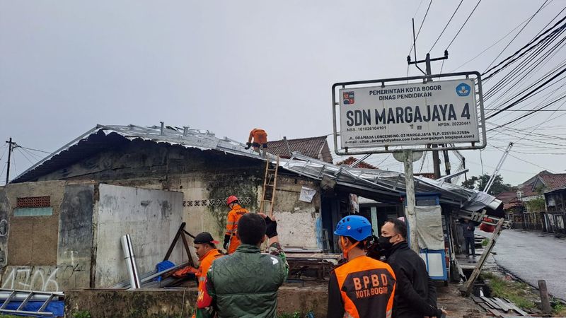 Hujan deras disertai angin kencang mengakibatkan atap bangunan toko ambruk di Bogor Barat, Kota Bogor. (Dok BPBD Kota Bogor)