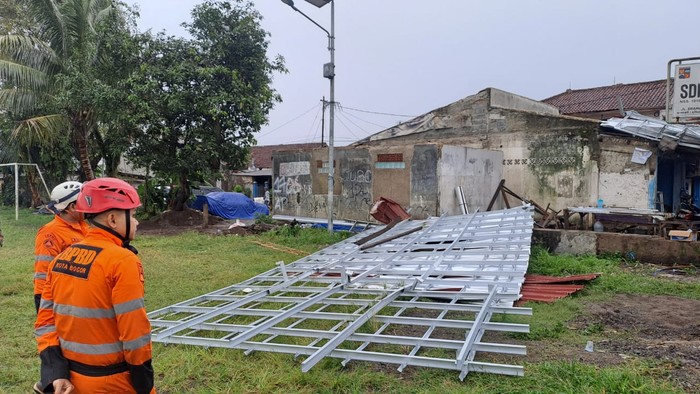 Hujan deras disertai angin kencang mengakibatkan atap bangunan toko ambruk di Bogor Barat, Kota Bogor. (Dok BPBD Kota Bogor)