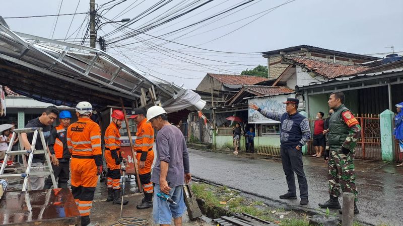 Hujan deras disertai angin kencang mengakibatkan atap bangunan toko ambruk di Bogor Barat, Kota Bogor. (Dok BPBD Kota Bogor)