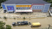 Arus lalu lintas di jalan nasional yang sempat lumpuh total selama lebih dari 24 jam sejak Minggu (19/1/2025) sore akibat banjir setinggi 150 sentimeter dan terjebaknya dua buah mobil di tengah-tengah banjir itu sudah berhasil dilalui dengan sistem buka tutup. 