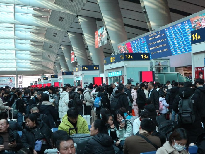 Tahun Baru Imlek akan jatuh pada 29 Januari mendatang, warga China mulai mudik ke kampung halaman. Stasiun kereta Beijing Selatan, Beijing, China, pun penuh penumpang.