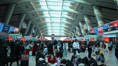 Jelang Imlek, Stasiun Kereta Beijing Selatan Penuh Pemudik
