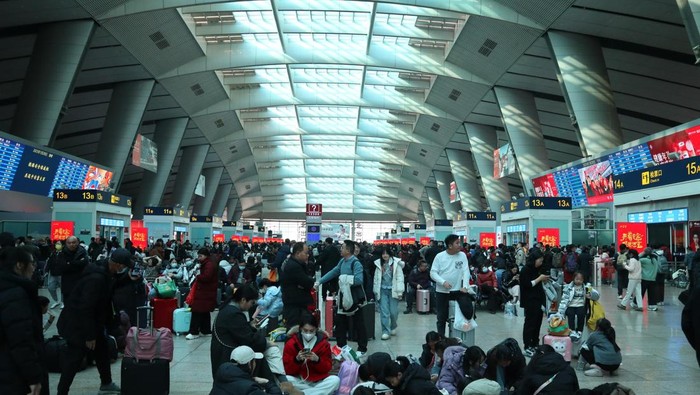 Jelang Imlek, Stasiun Kereta Beijing Selatan Penuh Pemudik Tahun Baru Imlek akan jatuh pada 29 Januari mendatang, warga China mulai mudik ke kampung halaman. Stasiun kereta Beijing Selatan, Beijing, China, pun penuh penumpang.