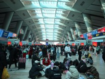 Jelang Imlek, Stasiun Kereta Beijing Selatan Penuh Pemudik