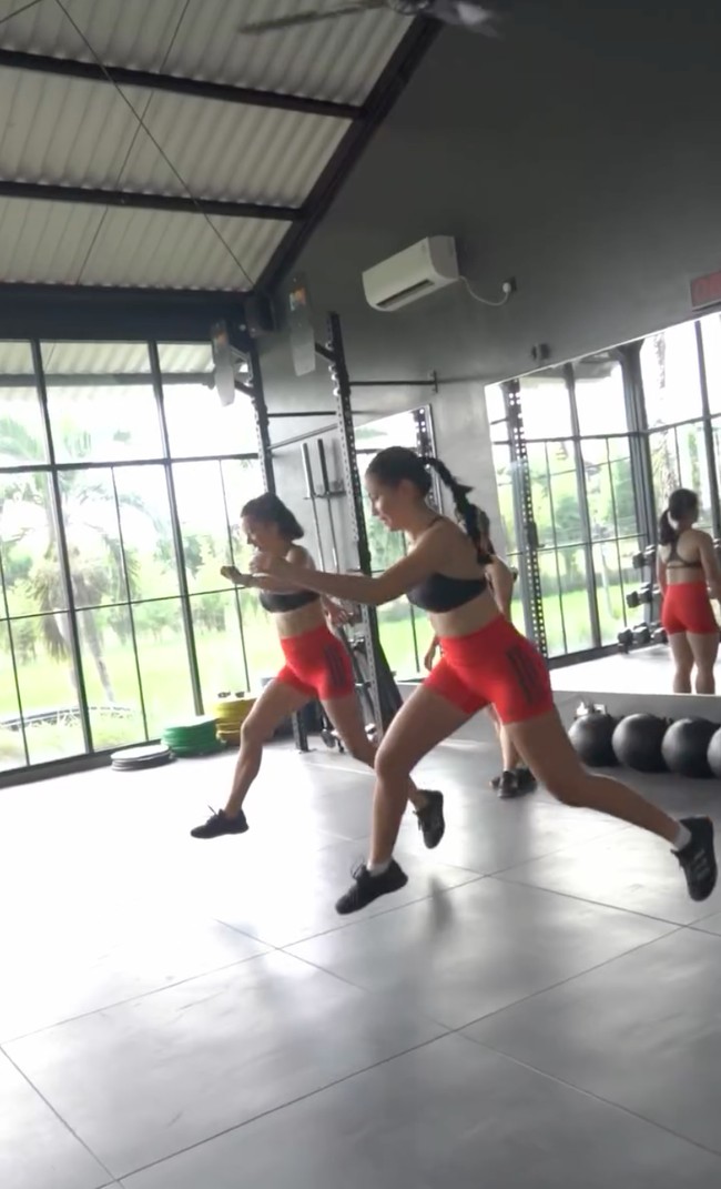 Berbagai gerakan olahraga tampak dengan mudah dilakukan oleh istri Irfan Bachdim itu. Terlihat Jennifer yang begitu bugar dan sehat karena gemar berolah raga. Foto: Instagram/@jenniferbachdim