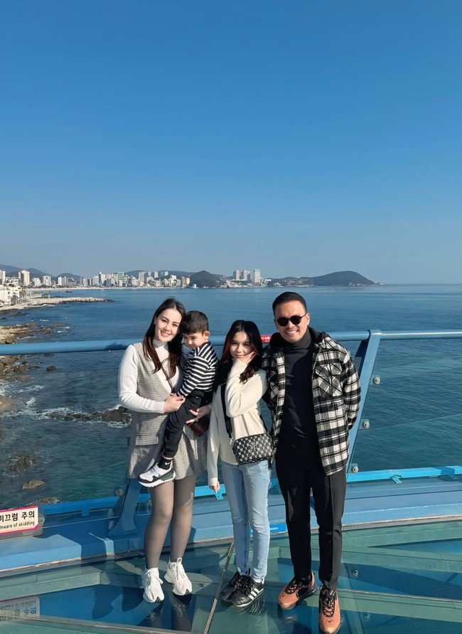 Jennifer sendiri diketahui memang sudah memiliki seorang anak perempuan sebelum menikah dengan Faisal. Setelah menikah dengan Faisal, ia kembali dikaruniai seorang anak laki-laki. Foto: Instagram/@jeje_haris89