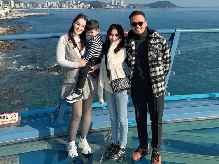 7 Foto Jennifer Dunn & Faisal Haris Liburan ke Korea, Paras Anak Curi Atensi
