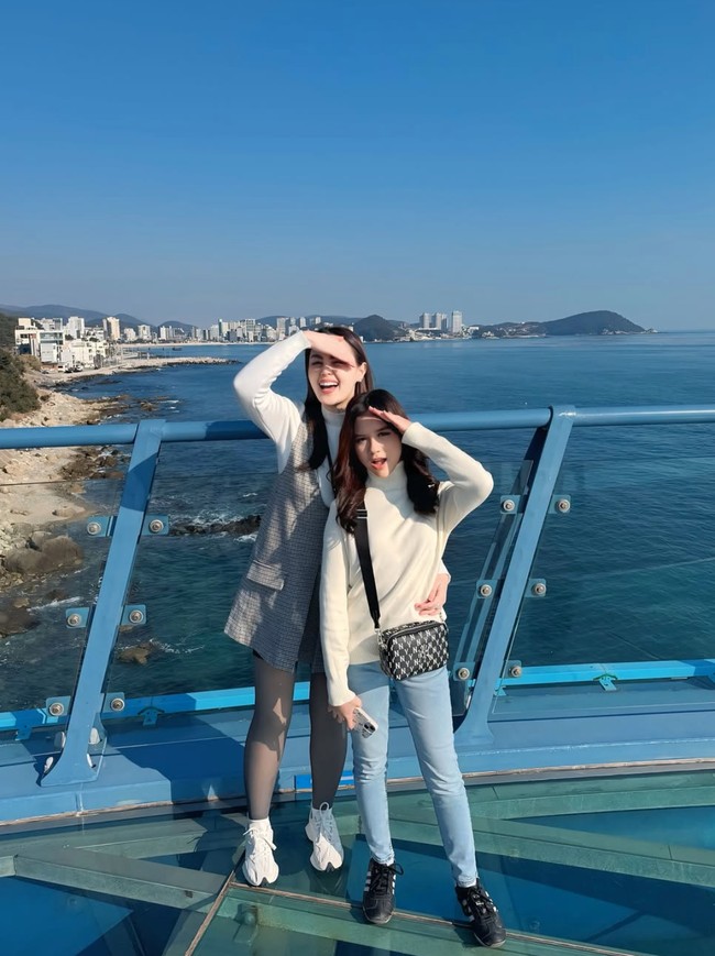 Tak kalah cantik dari sang mama, penampilan putri Jennifer Dunn, Chantal Dunn, curi atensi. Beranjak remaja, Chantal dan sang mama terlihat kompak bak kakak-adik. Foto: Instagram/@jeje_haris89