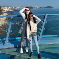 Tak kalah cantik dari sang mama, penampilan putri Jennifer Dunn, Chantal Dunn, curi atensi. Beranjak remaja, Chantal dan sang mama terlihat kompak bak kakak-adik. Foto: Instagram/@jeje_haris89