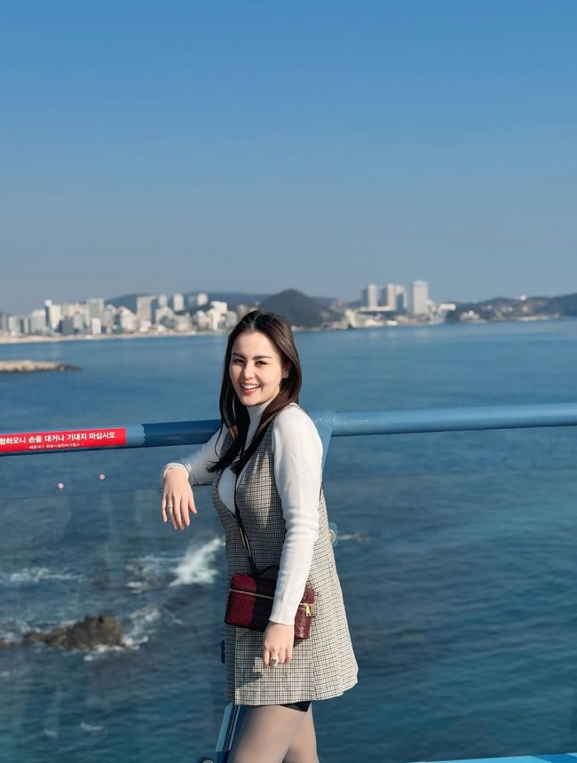 Penampilan Jennifer Dunn selama di Korea juga tak kalah curi atensi. Tampil bak ABG, Jennifer tampak memadukan turtle neck lengan panjang dengan mini dress kotak-kotak dan stocking. Foto: Instagram/@jeje_haris89