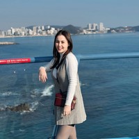 Penampilan Jennifer Dunn selama di Korea juga tak kalah curi atensi. Tampil bak ABG, Jennifer tampak memadukan turtle neck lengan panjang dengan mini dress kotak-kotak dan stocking. Foto: Instagram/@jeje_haris89