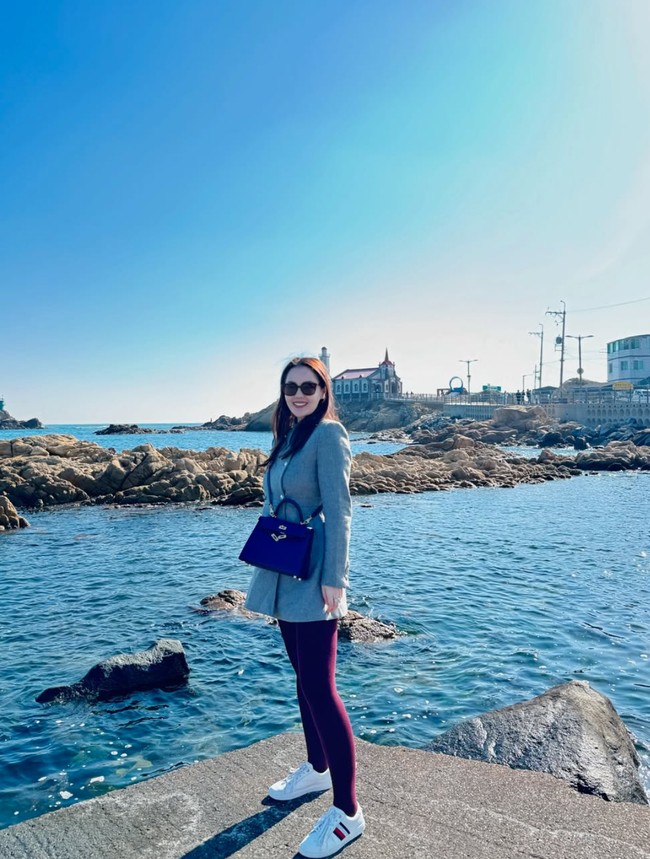 Di usia yang sudah menginjak 35 tahun Jennifer Dunn tetap terlihat awet muda dengan gayanya yang stylish dan tubuh langsingnya. Tak sedikit yang memuji kecantikan istri Faisal Haris itu saat berlibur ke Korea. Foto: Instagram/@jeje_haris89