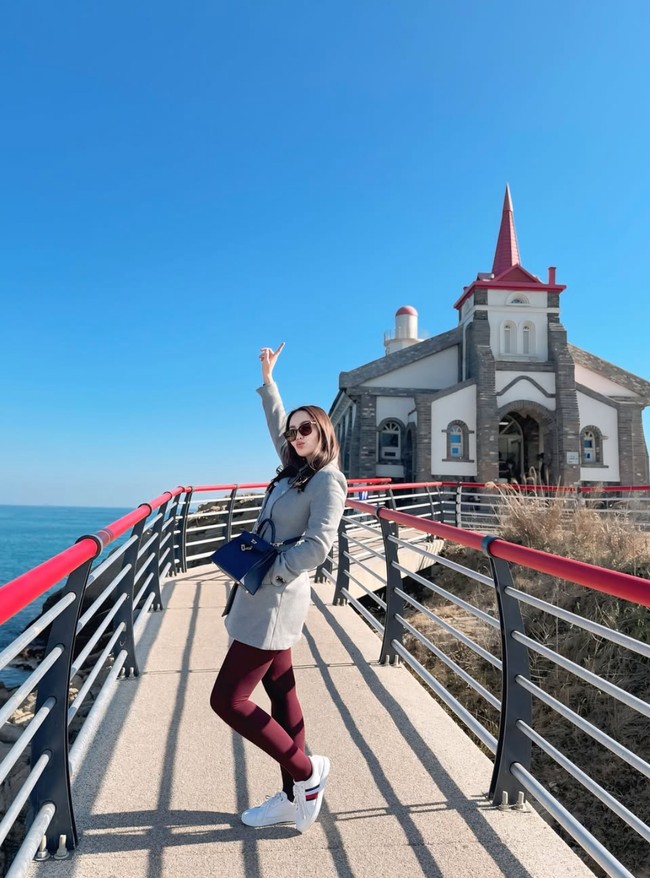 Di salah satu kesempatan Jennifer terlihat memadukan coat abu-abu dengan legging berwarna merah marun. Melengkapi penampilannya, ia mengenakan sepasang sneakers putih dan tas selempang berwarna biru. Foto: Instagram/@jeje_haris89
