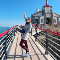 Di salah satu kesempatan Jennifer terlihat memadukan coat abu-abu dengan legging berwarna merah marun. Melengkapi penampilannya, ia mengenakan sepasang sneakers putih dan tas selempang berwarna biru. Foto: Instagram/@jeje_haris89