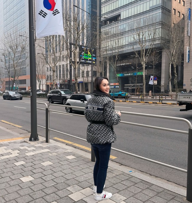 Di kesempatan lain Jennifer Dunn memadukan atasan hitam bercorak dari merek mewah Christian Dior dengan jeans legging biru tua. Jennifer sendiri diketahui sempat menjalani operasi bariatrik yang membuat tubuhnya kini jadi semakin langsing. Foto: Instagram/@jeje_haris89