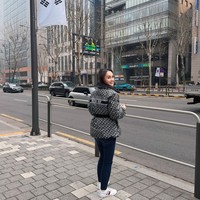 Di kesempatan lain Jennifer Dunn memadukan atasan hitam bercorak dari merek mewah Christian Dior dengan jeans legging biru tua. Jennifer sendiri diketahui sempat menjalani operasi bariatrik yang membuat tubuhnya kini jadi semakin langsing. Foto: Instagram/@jeje_haris89