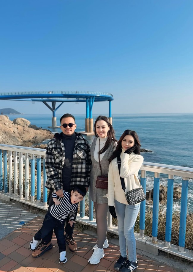 Jennifer Dunn dan suaminya, Faisal Haris diketahui tengah berlibur ke Korea. Tak hanya berdua, Jennifer juga mengajak serta kedua anaknya. Foto: Instagram/@jeje_haris89