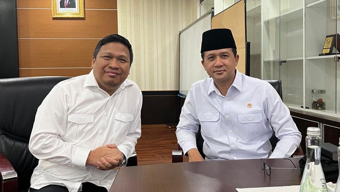 Jubir Kementerian Transmigrasi Irwan (kiri) dan Menteri Transmigrasi Iftitah Sulaiman (kanan)