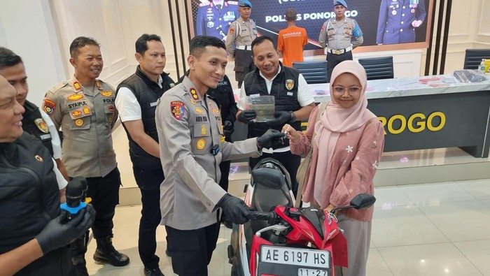 Kapolres Ponorogo AKBP Andin Wisnu Sudibyo menyerahkan motor ke korban