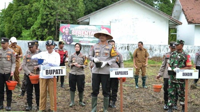 Kapolres Situbondo, AKBP Rezi Dharmawan menanam jagung bersama forkopimda