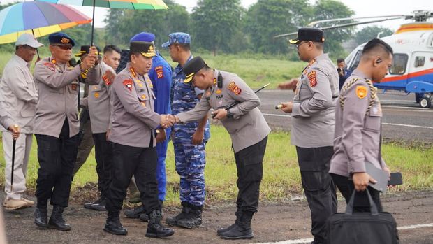 Kapolres Subang AKBP Ariek Indra Sentanu saat mendampingi Kapolri di kegiatan penanaman jagung 1 juta hektare di Subang