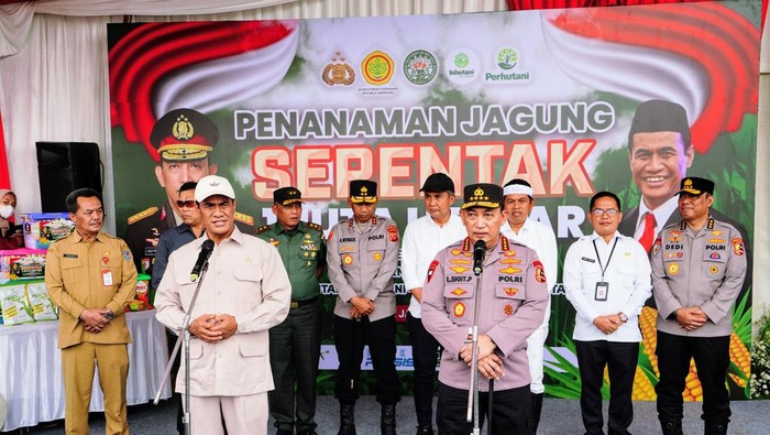 Kapolri Jenderal Listyo Sigit Prabowo bersama Menteri Pertanian Andi Amran Sulaiman melaksanakan kegiatan penanaman jagung serentak 1 juta hektar untuk menyukseskan swasembada pangan 2025. Foto: Dok. Istimewa.