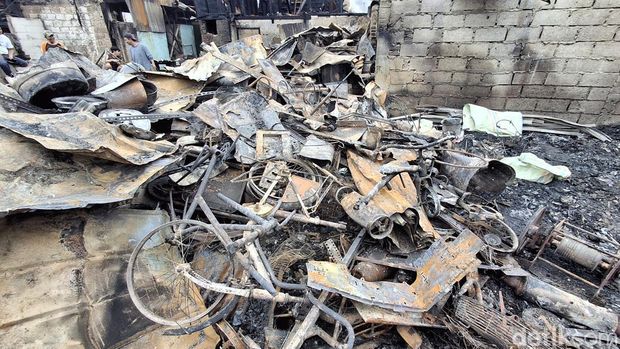 Kebakaran besar melanda kawasan padat penduduk di Jalan Kemayoran Gempol, Kebon Kosong, Kemayoran, Jakarta Pusat, Selasa (21/1/2025) dini hari, menghanguskan ratusan rumah. Foto: Taufiq/detikcom.