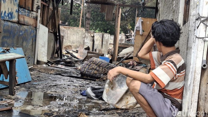 Kebakaran besar melanda kawasan padat penduduk di Jalan Kemayoran Gempol, Kebon Kosong, Kemayoran, Jakarta Pusat, Selasa (21/1/2025) dini hari, menghanguskan ratusan rumah. Foto: Taufiq/detikcom.