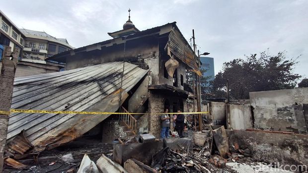 Kebakaran di Jl Kemayoran Gempol, Jakarta Pusat, ada musala dan Alquran di dalamnya yang aman. 21 Januari 2025. (Taufiq Syarifudin/detikcom)