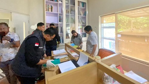 Kejati NTT menggeledah empat lokasi secara serentak guna menyelidiki dugaan korupsi pelaksanaan rehabilitasi dan renovasi prasarana sekolah, Selasa (21/1/2025). (Dok. Kejati NTT)