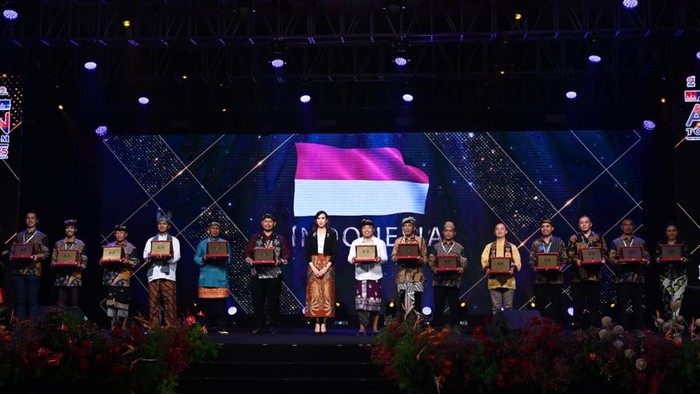 Kepala Desa Taro, I Wayan Warka, bersama Ketua Pokdarwis, I Wayan Gede Ardika, menerima penghargaan ASEAN Community-Based Tourism di Johor Bahru, Malaysia, Senin (20/1/2024). (Dok. Pemkab Gianyar)
